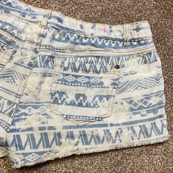 4/$24🦩 Tinseltown Denim Patterned Shorts Size 11 - Picture 5 of 9